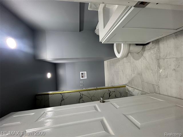 Builiding view seventeen for 9961 Rutland, Detroit, MI. 48227