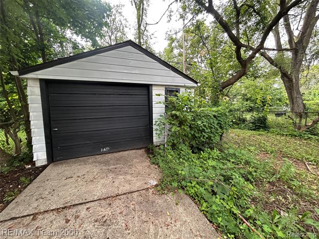 Builiding view six for 9961 Rutland, Detroit, MI. 48227