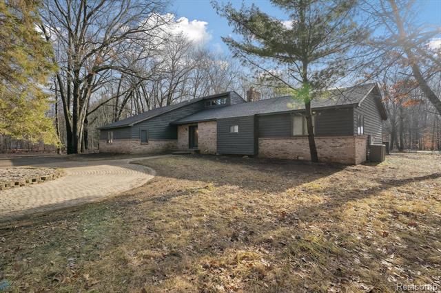 Builiding view one for 8270 Mcclements, Brighton, MI. 48114