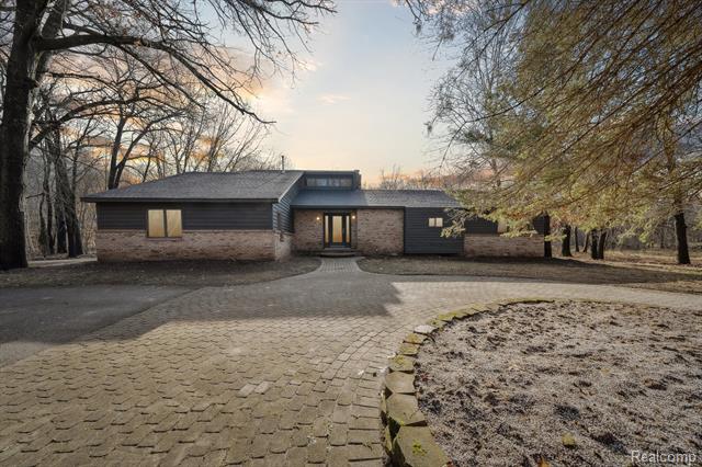 Builiding view twenty four for 8270 Mcclements, Brighton, MI. 48114