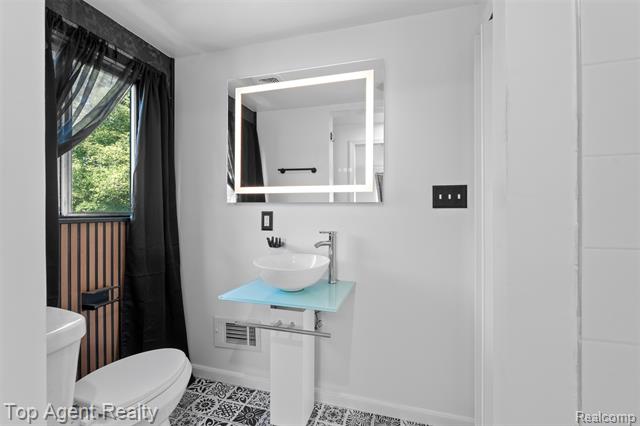 Builiding view sixteen for 19780 Oakfield, Detroit, MI. 48235