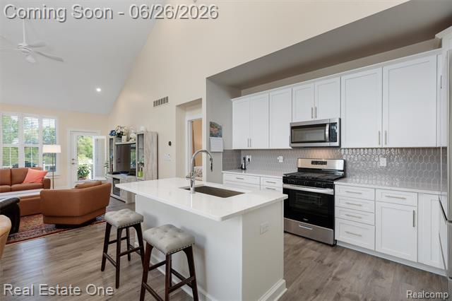 Builiding view seven for 5318 Trail Vista, West Bloomfield, MI. 48323