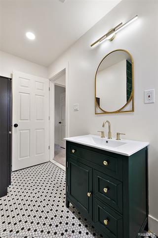 Builiding view twenty three for 14974 Cheyenne, Detroit, MI. 48227