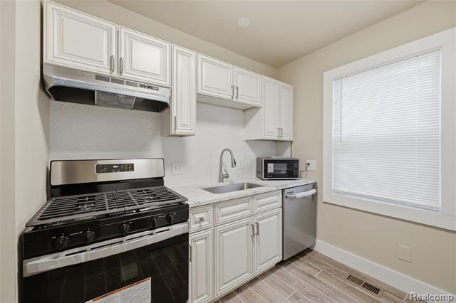 Builiding view ten for 19980 Stoepel, Detroit, MI. 48221