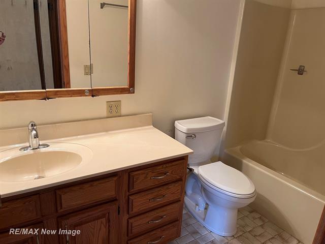 Builiding view fourteen for 4600 Oakridge, Midland, MI. 48640