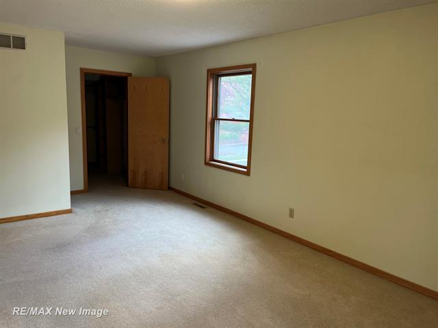 Builiding view nineteen for 4600 Oakridge, Midland, MI. 48640