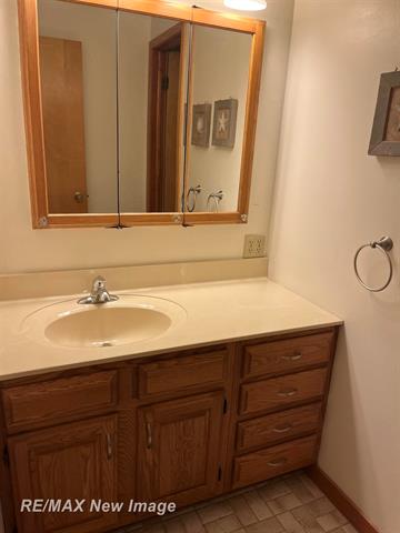 Builiding view seventeen for 4600 Oakridge, Midland, MI. 48640