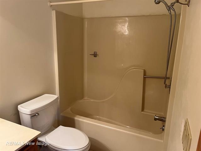 Builiding view thirteen for 4600 Oakridge, Midland, MI. 48640