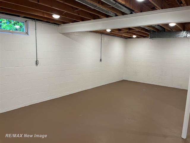 Builiding view thirty one for 4600 Oakridge, Midland, MI. 48640