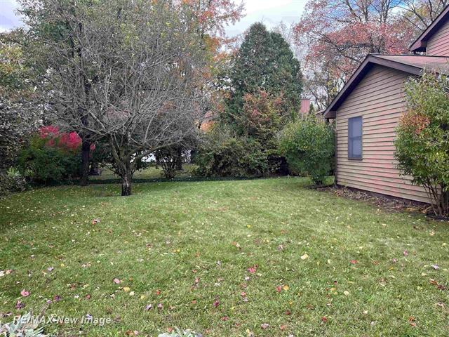 Builiding view thirty three for 4600 Oakridge, Midland, MI. 48640