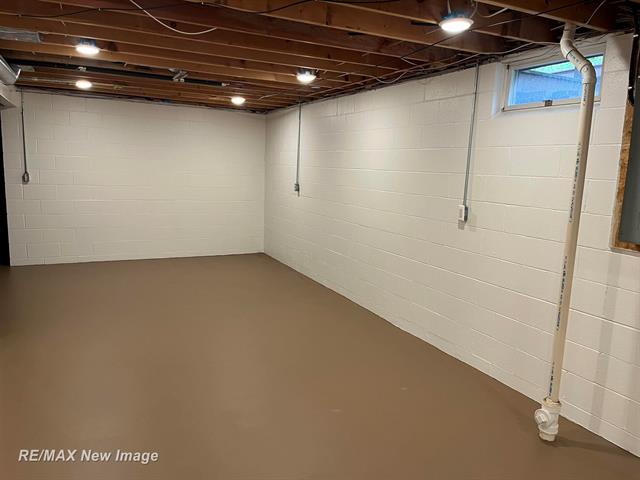 Builiding view thirty for 4600 Oakridge, Midland, MI. 48640