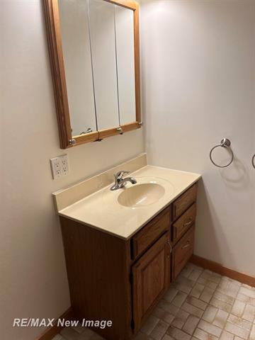 Builiding view twenty one for 4600 Oakridge, Midland, MI. 48640