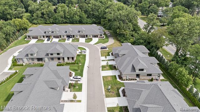 Builiding view thirty eight for 7477 Gramercy, West Bloomfield, MI. 48322