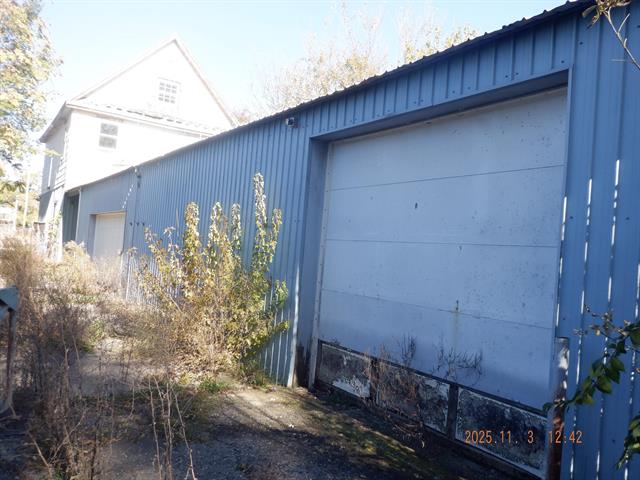 Builiding view seventeen for 816 Stockbridge, Kalamazoo, MI. 49001