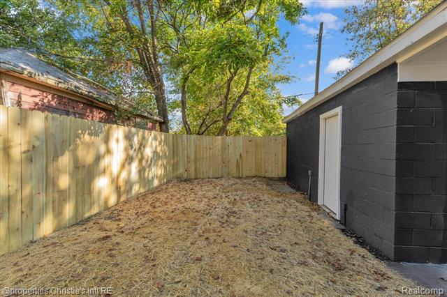 Builiding view thirty seven for 838 Algonquin St, Detroit, MI. 48215