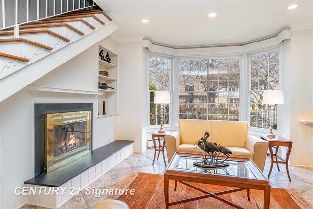 Builiding view eight for 105 Parkwood, Bay City, MI. 48706