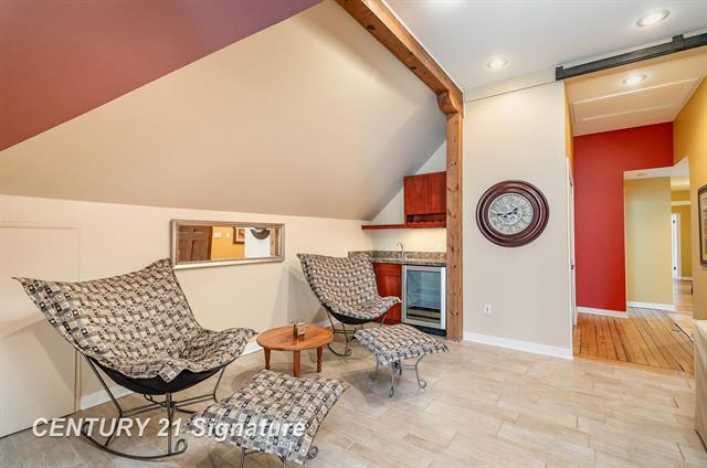 Builiding view forty four for 105 Parkwood, Bay City, MI. 48706