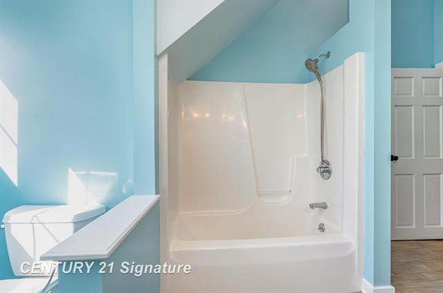 Builiding view forty for 105 Parkwood, Bay City, MI. 48706