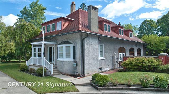 Builiding view one for 105 Parkwood, Bay City, MI. 48706