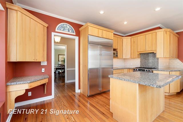 Builiding view ten for 105 Parkwood, Bay City, MI. 48706