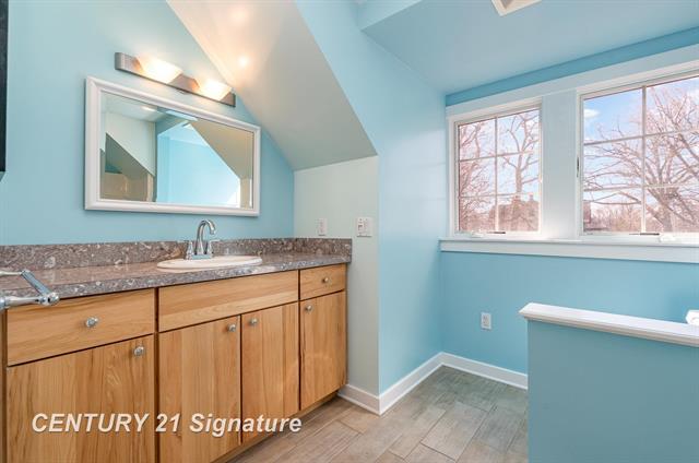 Builiding view thirty nine for 105 Parkwood, Bay City, MI. 48706