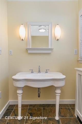 Builiding view thirty for 105 Parkwood, Bay City, MI. 48706