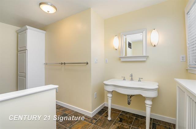 Builiding view twenty eight for 105 Parkwood, Bay City, MI. 48706