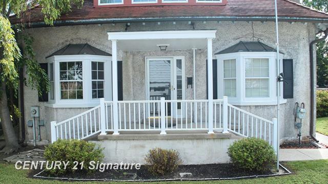 Builiding view two for 105 Parkwood, Bay City, MI. 48706