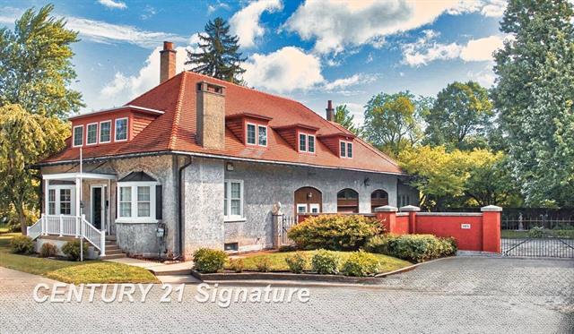 front view for 105 Parkwood Court, Bay City, Mi. 48706