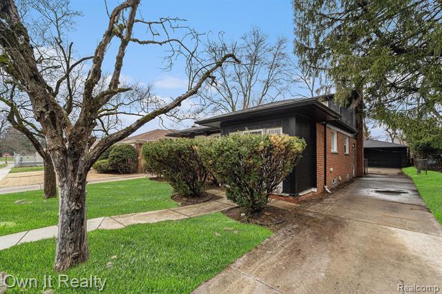 Builiding view two for 19147 Redfern, Detroit, MI. 48219