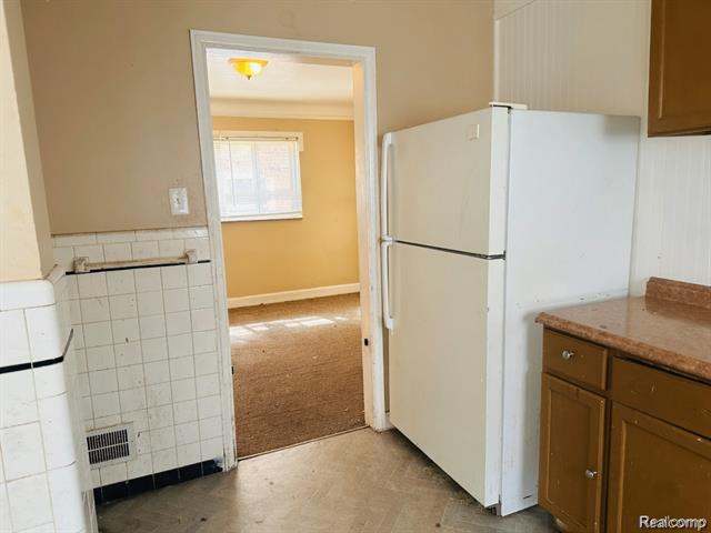Builiding view five for 18043 Syracuse, Detroit, MI. 48234