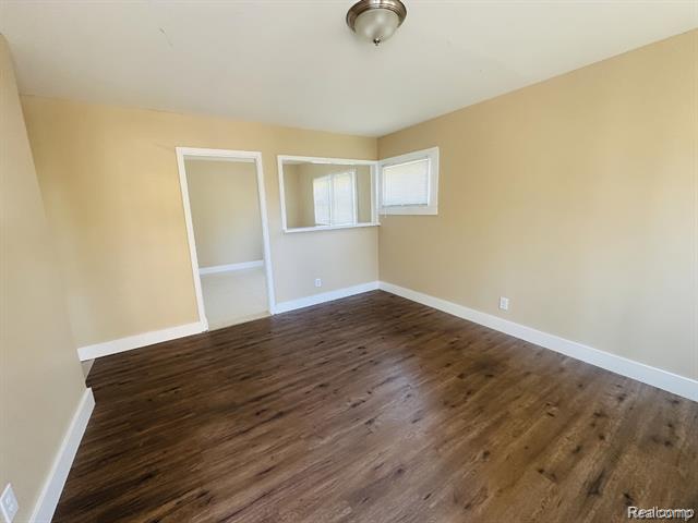 Builiding view seven for 18043 Syracuse, Detroit, MI. 48234