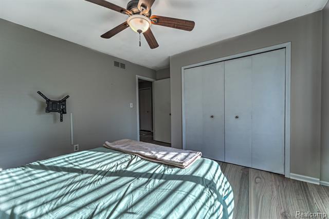 Builiding view forty for 4250 White Oak, Commerce Township, MI. 48382