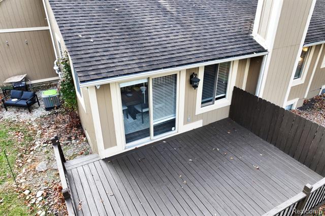 Builiding view seventy two for 4250 White Oak, Commerce Township, MI. 48382