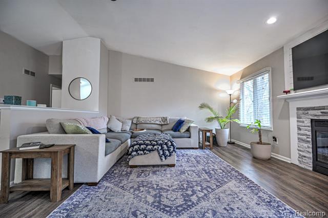 Builiding view ten for 4250 White Oak, Commerce Township, MI. 48382