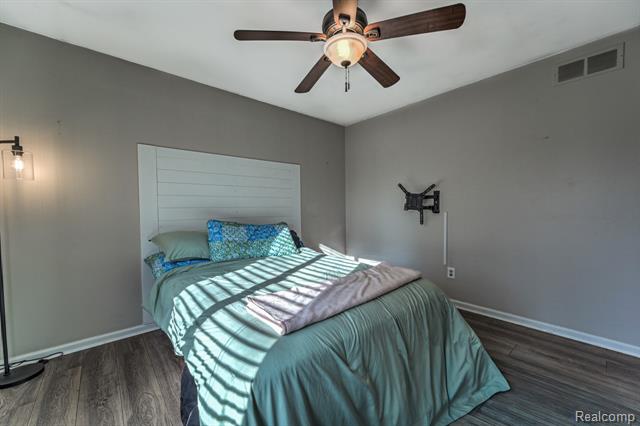 Builiding view thirty nine for 4250 White Oak, Commerce Township, MI. 48382