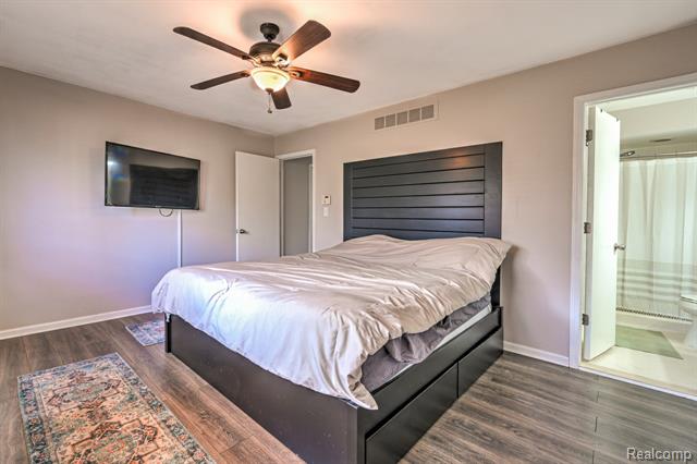 Builiding view thirty one for 4250 White Oak, Commerce Township, MI. 48382