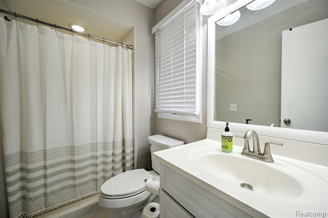 Builiding view thirty three for 4250 White Oak, Commerce Township, MI. 48382