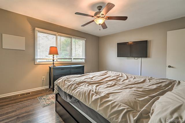 Builiding view thirty two for 4250 White Oak, Commerce Township, MI. 48382