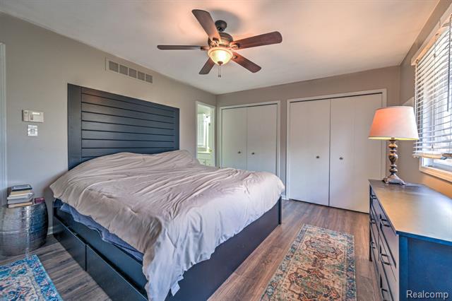 Builiding view thirty for 4250 White Oak, Commerce Township, MI. 48382