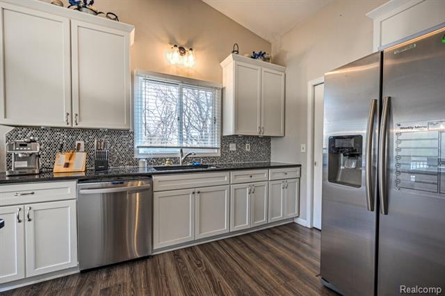 Builiding view twenty five for 4250 White Oak, Commerce Township, MI. 48382