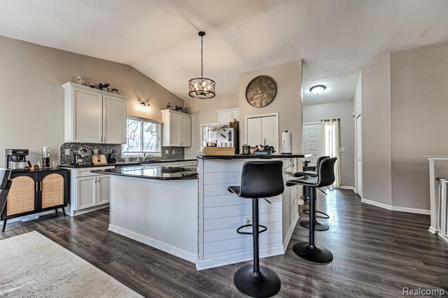 Builiding view twenty one for 4250 White Oak, Commerce Township, MI. 48382