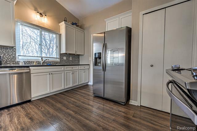 Builiding view twenty seven for 4250 White Oak, Commerce Township, MI. 48382