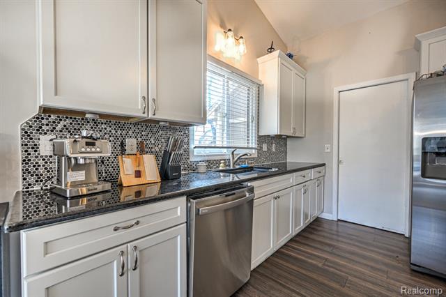 Builiding view twenty six for 4250 White Oak, Commerce Township, MI. 48382