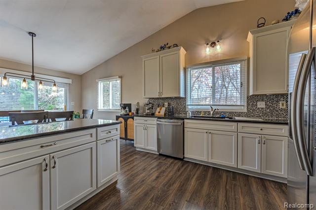 Builiding view twenty three for 4250 White Oak, Commerce Township, MI. 48382