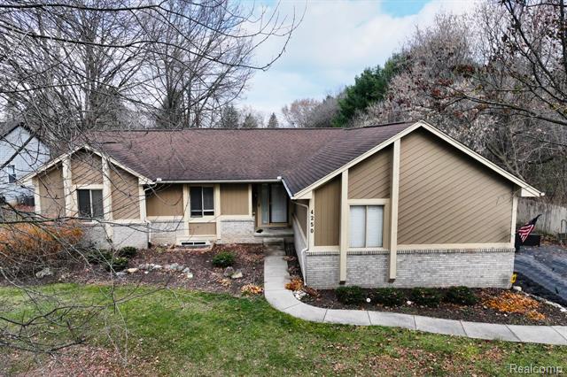 front view for 4250 White Oak Trl, Commerce Township, Mi. 48382