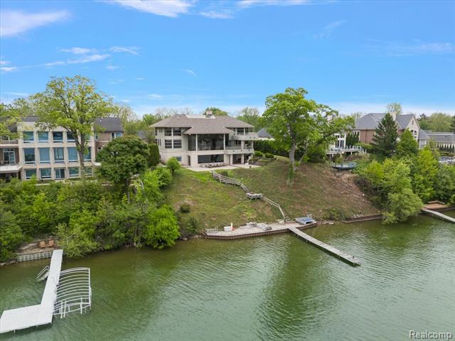 Builiding view two for 3468 Pine Estates, West Bloomfield, MI. 48323