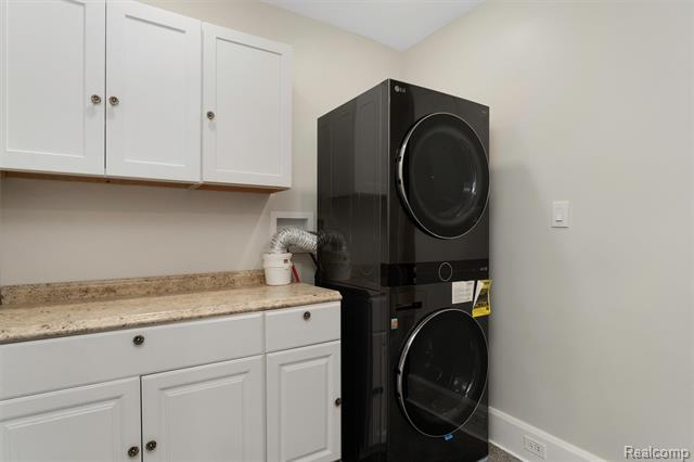 Builiding view fourteen for 4411 Iroquois, Detroit, MI. 48214