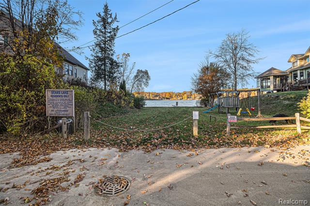 Builiding view eighteen for 207 Woodbine, Milford, MI. 48380