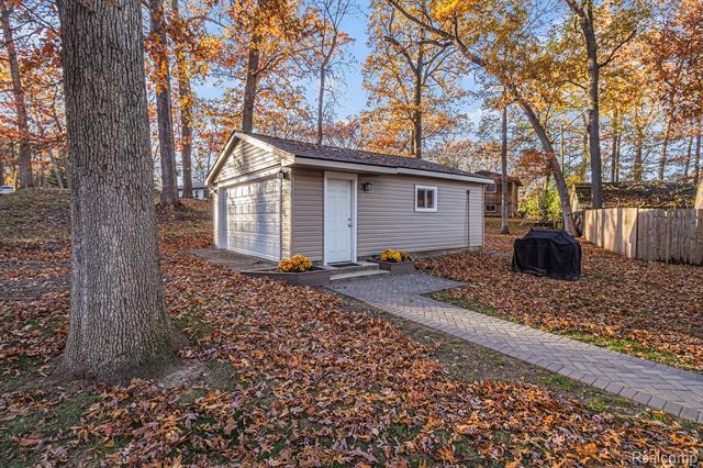 Builiding view fifteen for 207 Woodbine, Milford, MI. 48380